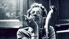 Eine Frau raucht | Bild: BR/Hannah Arendt Trust