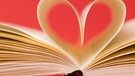 Ein Buch mit einem Herz aus Seiten | Bild: picture alliance / Bildagentur-online/Beg 