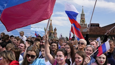 Menschenmasse mit Russlandfahnen | Bild: dpa-Bildfunk/Alexander Zemlianichenko