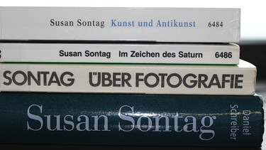 Ein Stapel Bücher von Susan Sontag | Bild:  BR / Thomas Kretschmer