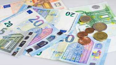 Euro-Geldscheine und Münzen liegen auf einem Tisch | Bild: BR/Lisa Hinder