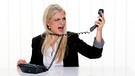 Frau schreit ins Telefon und hat Telefonkabel und den Hals gewickelt | Bild: colourbox.com