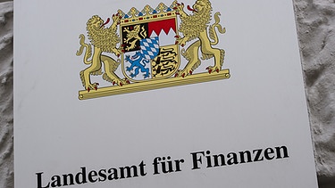 Türschild mit der Aufschrift "Landesamt für Finanzen" | Bild: picture-alliance/dpa