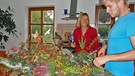 BR-Redakteurin Johanna Stadler und Robert Teuser, Meisterschüler an der Staatlichen Fachschule für Blumenkunst Weihenstephan | Bild: Charlotte Serve/BR
