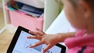 Datenbank für Kinder-App: Mädchen mit iPad | Bild: BR