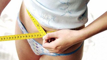 Mädchen misst ihren Taillenumfang | Bild: picture-alliance/dpa