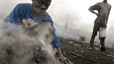 Illegale Entsorgung von Elektroschrott: Wie unser Elektroschrott afrikanische Kinder krank macht | Bild: picture-alliance/dpa