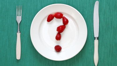 Fragezeichen aus Erdbeeren auf einem Teller: Die ewige Debatte über die richtige Ernährung | Bild: colourbox.com