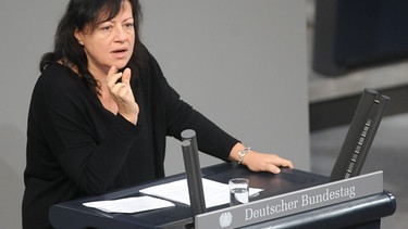 Frau spricht am Rednerpult des Bundestages | Bild: picture-alliance/dpa