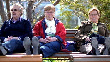 Drei Seniorinnen sitzen auf einer Parkbank | Bild: picture-alliance/dpa