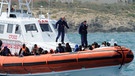 (Symbolbild) Frontex-Boot auf See | Bild: picture-alliance/dpa