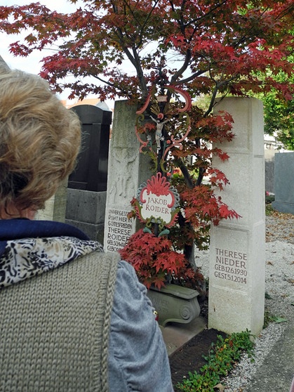 Fächerahorn am Grab vom Roider Jackl - ein wunderbarer  Rahmen für ein Grab. | Bild: BR/Ursula Klement