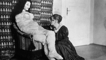 Hermine Moos mit der lebensgroßen Alma-Mahler-Puppe | Bild: Universität für angewandte Kunst Wien, Kunstsammlung und Archiv