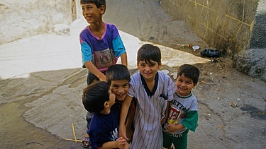 Kinder auf den Straßen von Damaskus | Bild: picture-alliance/dpa