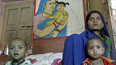 Im Krankenhaus: Indische Mutter mit ihren beiden mangelernährten Kindern. | Bild: picture-alliance/dpa