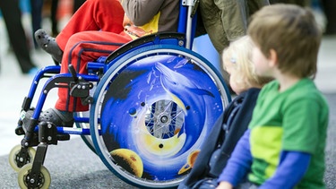 Kind im Rollstuhl | Bild: picture-alliance/dpa