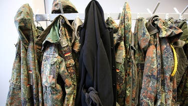 Bundeswehr Garderobe: Uniformjacken | Bild: picture-alliance/dpa