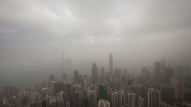 Chinesische Hochhäuser im Smog | Bild: picture-alliance/dpa