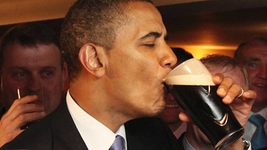 Amerika hat Durst auf Craft Beer: US-Präsident Barack Obama trinkt in Hayes Bar in Moneygall am 23.05.2011 ein dunkles Bier. | Bild: picture-alliance/dpa