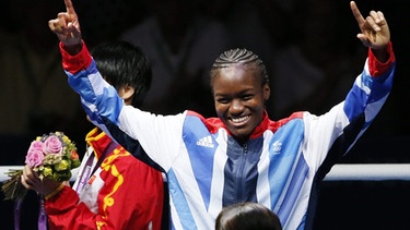 Britische Boxerin Nicola Adams bei der Siegerehrung bei den Olympischen Sommerspielen in London 2012 | Bild: picture-alliance/dpa