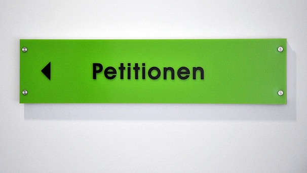 Schild: "Petitionen" | Bild: picture-alliance/dpa