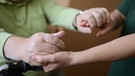 Pflegebedürftiger mit Betreuung | Bild: picture-alliance/dpa
