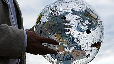 Weltkugel aus Plastik | Bild: Thomas Kirschner