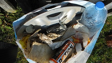 30 Liter Müll, vor allem Kunststoff: Das war die "Ernte" von einem 400 Meter langen Spaziergang über den Acker. | Bild: BR/Ursula Klement