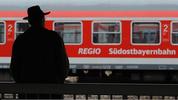 Regionalverkehr der Bahn - Ein Mann steht am Münchner Ostbahnhof und schaut auf einen Regio-Zug der Südostbayernbahn: Wie sieht die Zukunft des Schienenverkehrs in Bayern aus? | Bild: picture-alliance/dpa