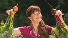 BR-Gartenexpertin Sabrina Nitsche mit frisch geernteter gelber und roter Bete (Archivbild) | Bild: BR/Lisa Hinder