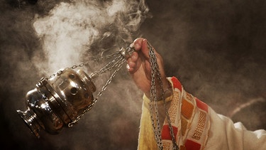 Priester schwenkt Weihrauchfass | Bild: picture-alliance/dpa