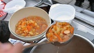 Symbolbild: Suppe wird aus einem großen Topf ausgegeben | Bild: picture-alliance/dpa