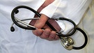 Arzt hält Stetoskop in Händen | Bild: picture-alliance/dpa