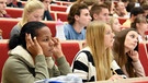 Studenten in einer Vorlesung | Bild: picture-alliance/dpa