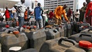 Nigerianer, die darauf warten, ihre Treibstoffkanister zu füllen | Bild: picture-alliance/dpa