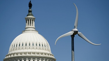 US-Kapitol und Windrad: Zwischen Klimaschutz und Energiehunger - wohin steuern die USA? | Bild: picture-alliance/dpa