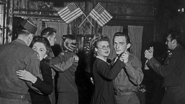 US-Soldaten tanzen mit jungen Frauen in einer Bar (Archivbild aus den 1940er Jahren) | Bild: picture-alliance/dpa