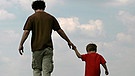 Vater und Sohn hand in Hand | Bild: picture-alliance/dpa