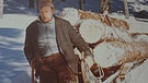 Otto Schettl als junger Mann. Der Holzhauer aus Spiegelhütte im Bayerischen Wald kennt seine Heimat im Winter voller Schnee. Der heute 86-Jährige hat als junger Forstarbeiter nicht nur Bäume gefällt, sondern war auch für den Abtransport zuständig. Manchmal lag sogar so viel Schnee, dass er und seine Männer die Bäume gar nicht mehr gefunden haben. | Bild: Otto Schettl/privat
