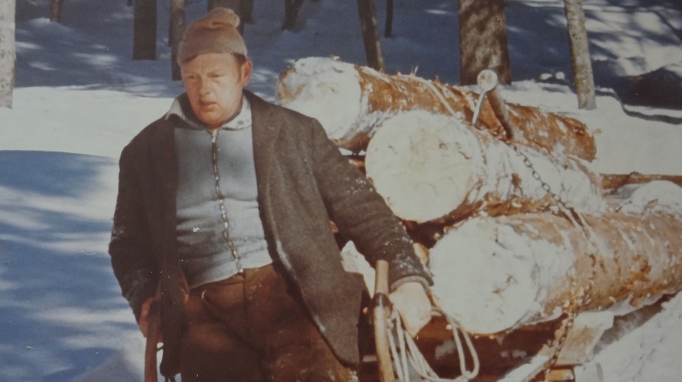 Otto Schettl als junger Mann. Der Holzhauer aus Spiegelhütte im Bayerischen Wald kennt seine Heimat im Winter voller Schnee. Der heute 86-Jährige hat als junger Forstarbeiter nicht nur Bäume gefällt, sondern war auch für den Abtransport zuständig. Manchmal lag sogar so viel Schnee, dass er und seine Männer die Bäume gar nicht mehr gefunden haben. | Bild: Otto Schettl/privat