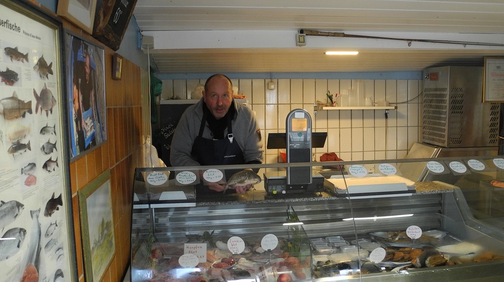Paul Lachenmeir, der "Weißfisch-Papst" aus Friedrichshafen, in seinem Laden | Bild: BR/Ursula Klement