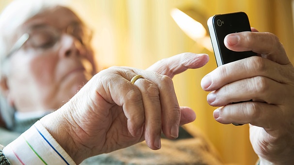 Älterer Herr mit Smartphone | Bild: Mauritius-images