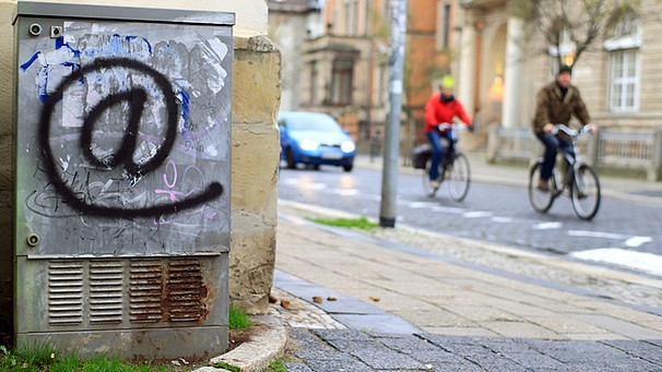 @-Zeichen als Graffiti auf einem Verteilerkasten | Bild: picture-alliance/dpa