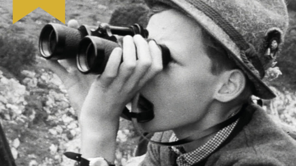 Ein Jäger schaut durch ein Fernglas | Bild: BR Archiv