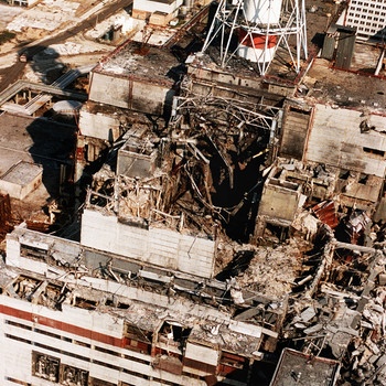Luftaufnahme des zerstörten Reaktorblocks des ukrainischen Atomkraftwerks in Tschernobyl (Aufnahme von 1986) | Bild: picture-alliance/dpa/Fotoreport