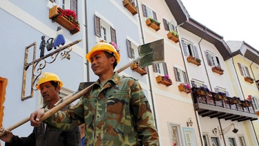Chinesische Bauarbeiter in Hallstatt, die chinesische Replik von Hallstatt in Österreich | Bild: picture-alliance/dpa