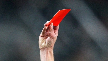 Schiedsrichter Jochen Drees zeigt die Rote Karte im DFB-Pokal-Spiel Fortuna Düsseldorf - 1860 München | Bild: dpa-Bildfunk