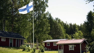 Finnisches Ferienhaus mit Landesflagge | Bild: picture-alliance/dpa