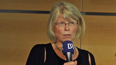 Dr. Helga Montag mit BR-Mikrofon | Bild: BR/Natasha-I. Heuse.