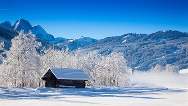 Hütte im Schnee | Bild: Jürgen Brochmann/colourbox